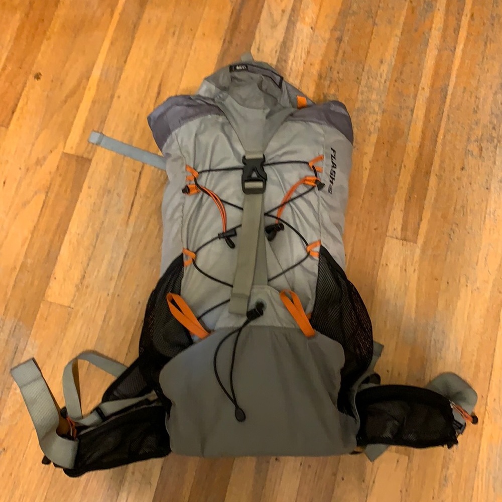 Rei lightweight gray hiking backpack sz30L flash30